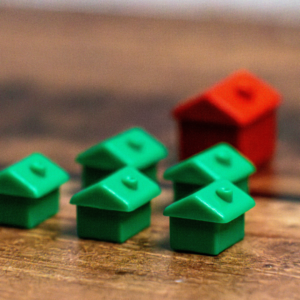 Cinq maisons vertes de monopoly et un hotel rouge.