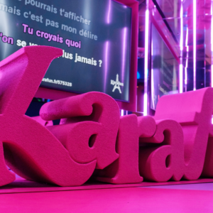 Le logo Karafun fait de mousse rose posé sur une scène.