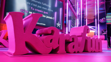 Le logo Karafun fait de mousse rose posé sur une scène.