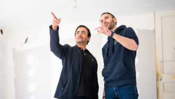 Deux hommes discutent sur un chantier.