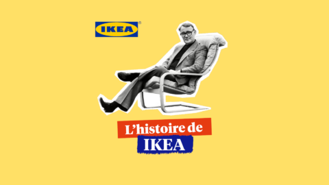 Le fondateur d'Ikea assis sur un fauteuil sur un fond jaune.