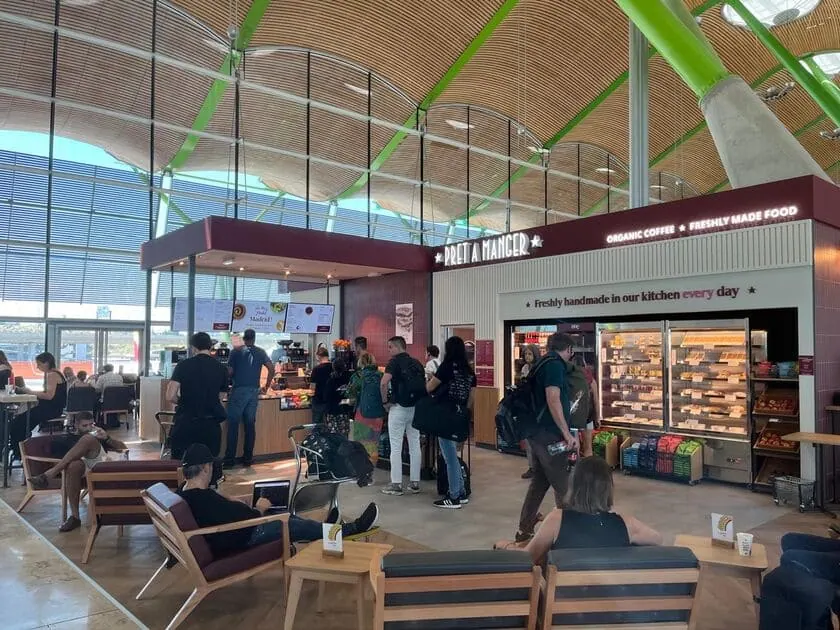 interior local d epret a manger en un aeropuerto