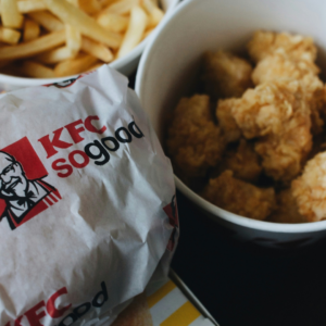 Un menu KFC avec un burger, des frites et des nuggets.