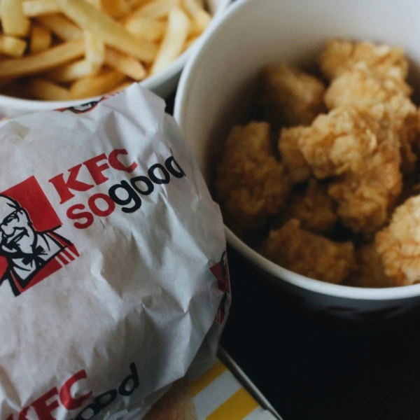 Un menu KFC avec un burger, des frites et des nuggets.