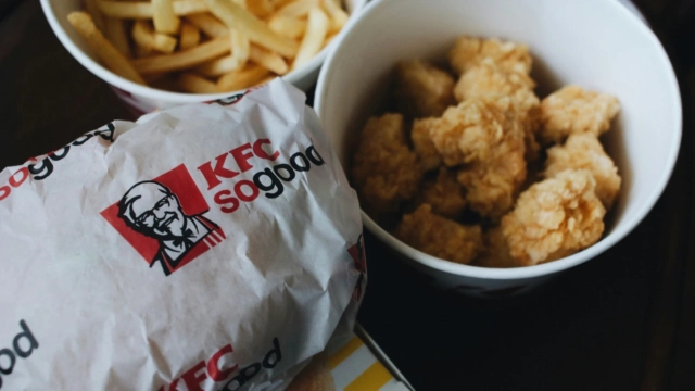 Un menu KFC avec un burger, des frites et des nuggets.