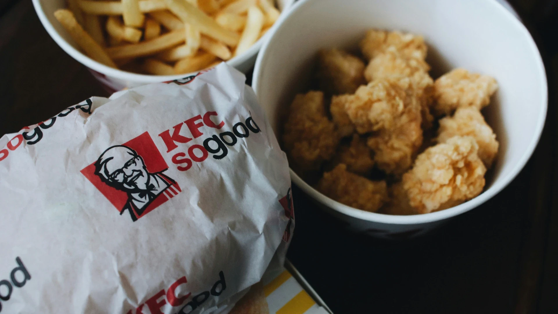 Un menu KFC avec un burger, des frites et des nuggets.