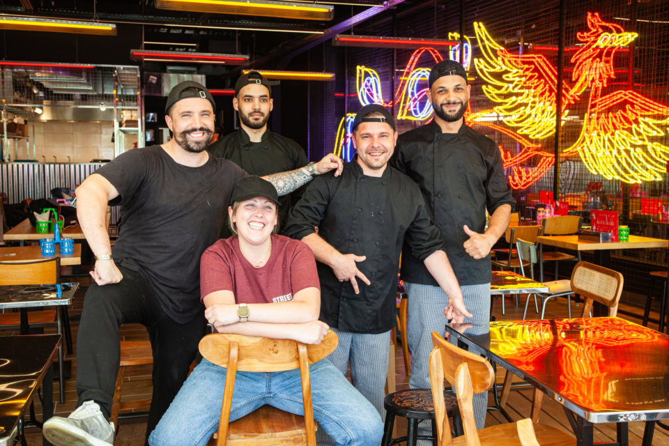 Equipe de street bangkok posant dans un restaurant