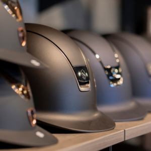 Des bombes d'équitation dans un rayon de magasin.