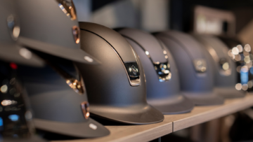 Des bombes d'équitation dans un rayon de magasin.