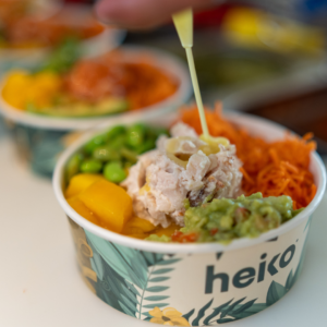 Un poké bowl de chez Heiko Poké.