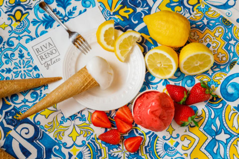 Foto di copertina di un bellissimo gelato artigianale in fase di realizzazione