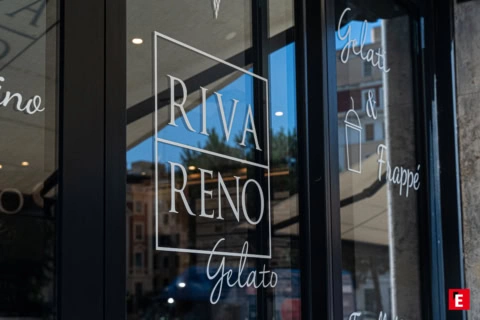 Franchising RivaReno 10 Logo sulla porta del ristorante Roma trieste