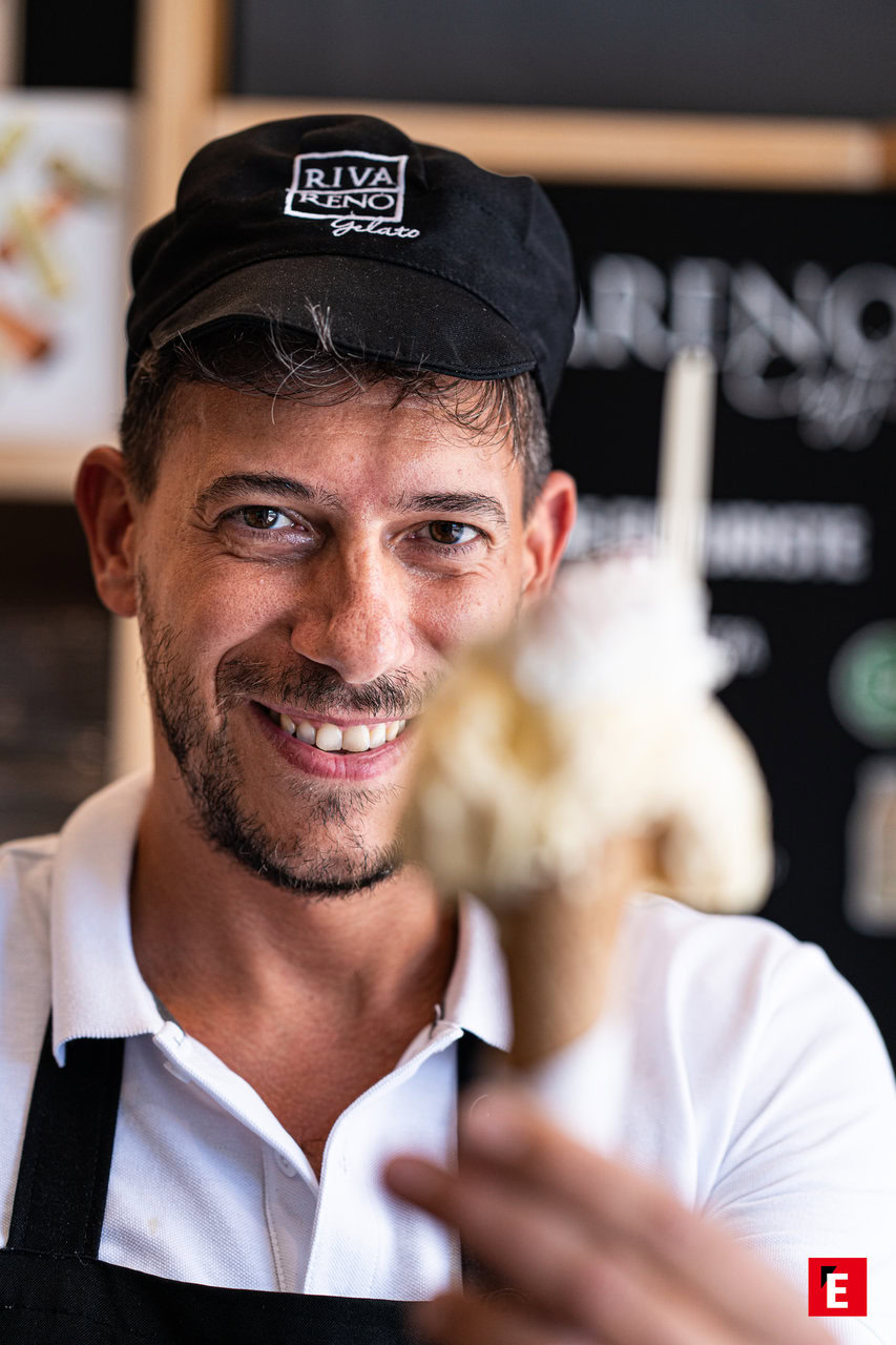 Franchising RivaReno 4 Un dipendente serve un gelato a un cliente