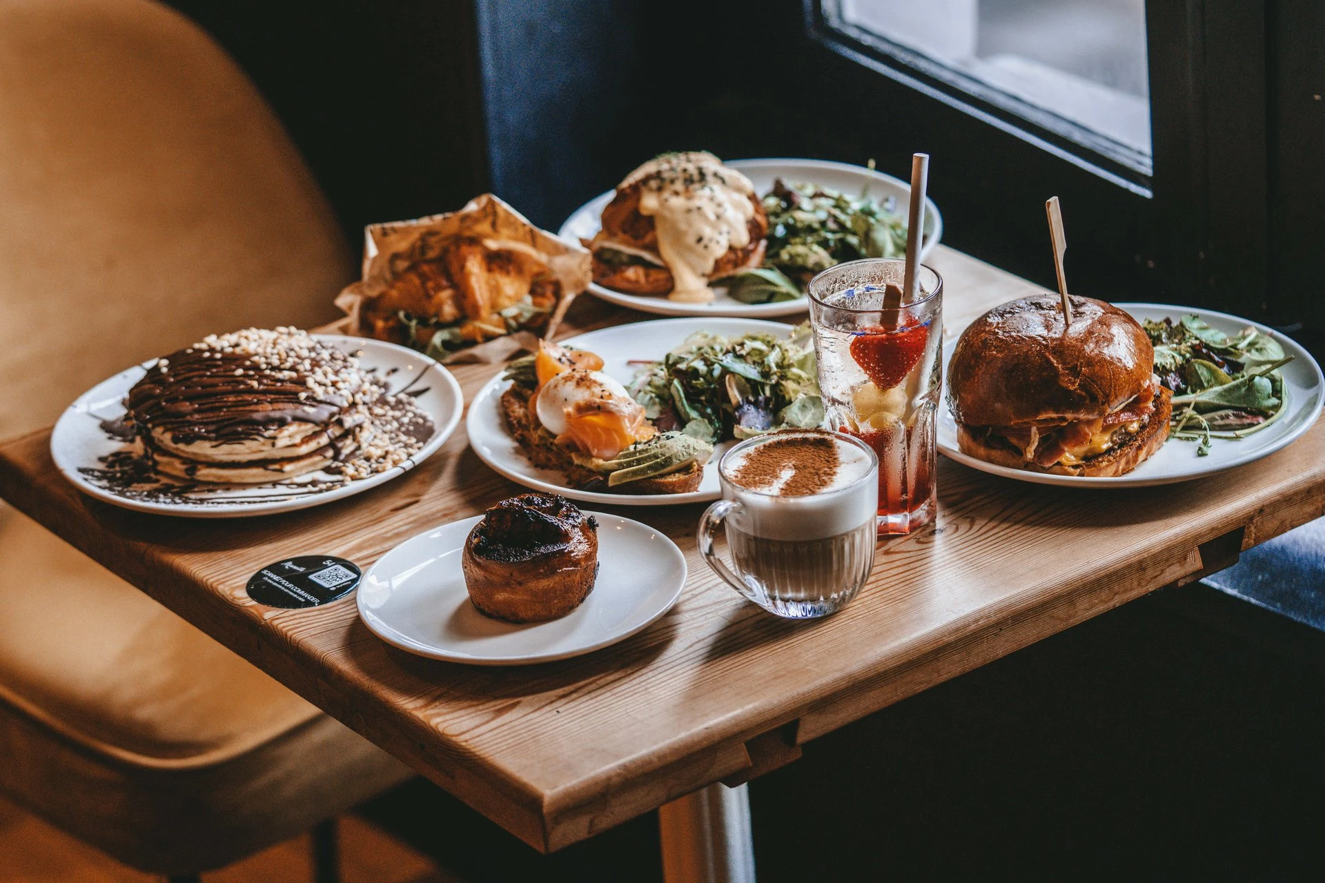 Assiettes de burger et autres nourritures de la franchise Mamatte