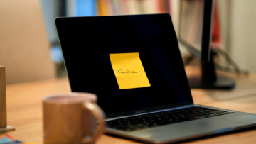Un post it jaune collé sur un écran d'ordinateur sur lequel il est écrit "Franchise".