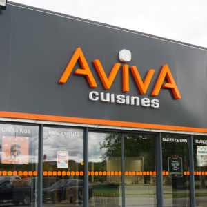 La devanture d'un magasin Cuisines Aviva.