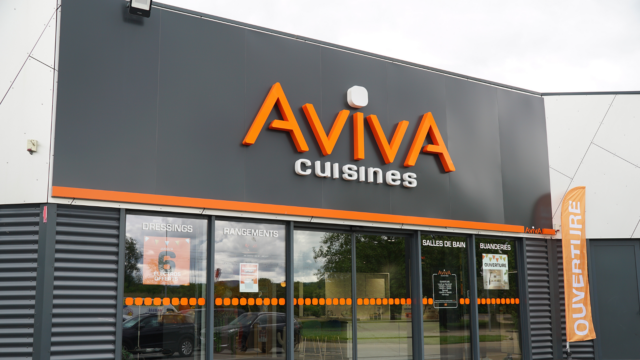 La devanture d'un magasin Cuisines Aviva.