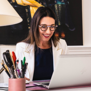 Fanny Roy assise à son bureau.