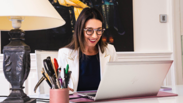 Fanny Roy assise à son bureau.