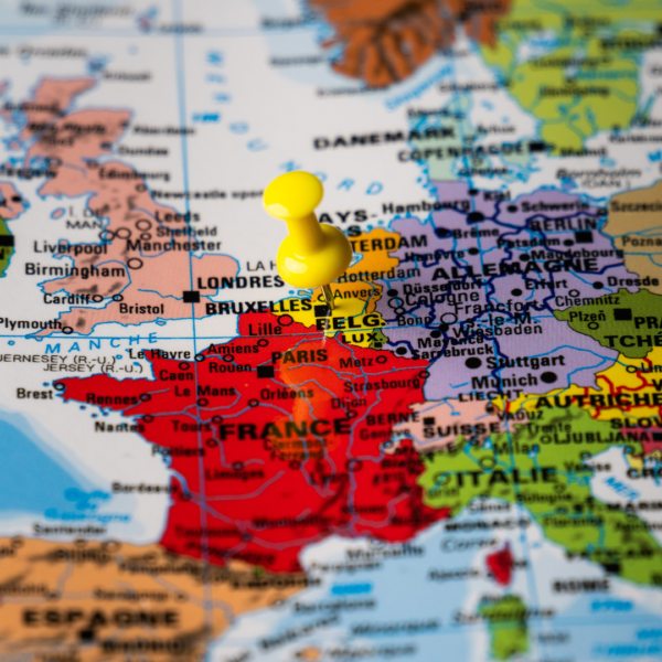 Sur une carte d'Europe, une épingle pointe la Belgique.