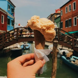 persona che tiene un gelato