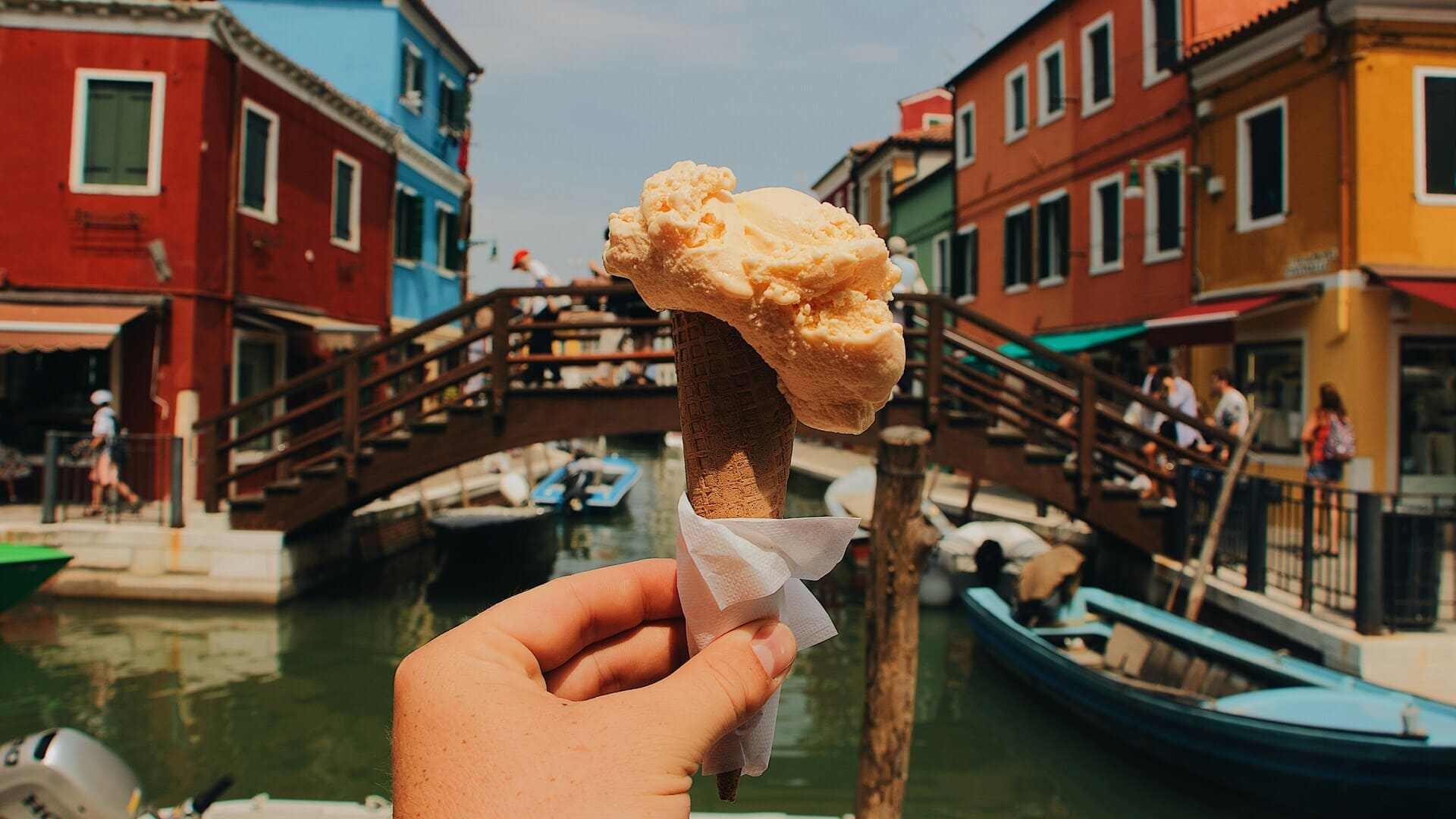 persona che tiene un gelato