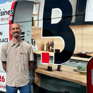 Guillaume Gracia, franchisé Boïko cuisine devant son camion équipé.