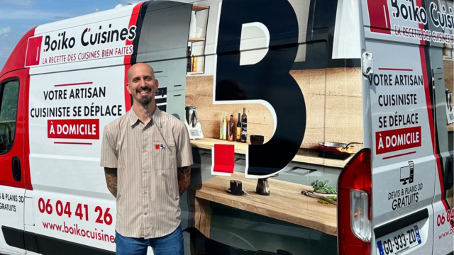 Guillaume Gracia, franchisé Boïko cuisine devant son camion équipé.