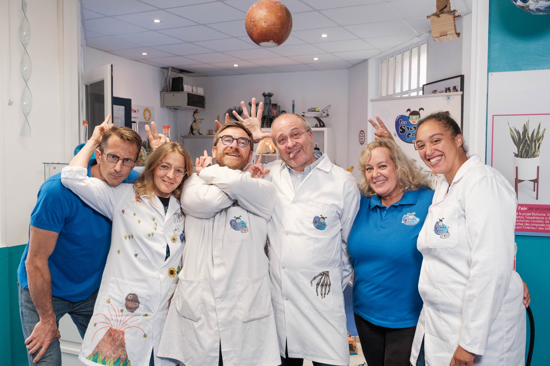 Equipe des Savants fous posant dans une salle