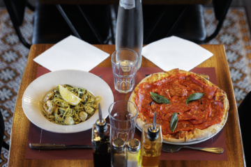 2 plats posés sur une table dans un restaurant Fabioli