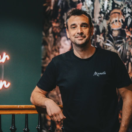 Maxime le fondateur posant dans sa boulangerie Mamatte