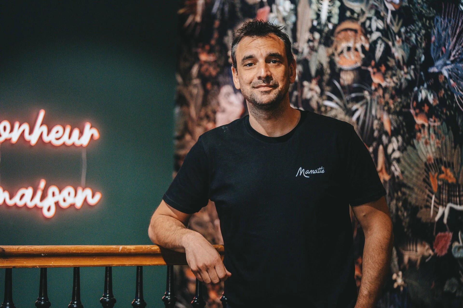 Maxime le fondateur posant dans sa boulangerie Mamatte