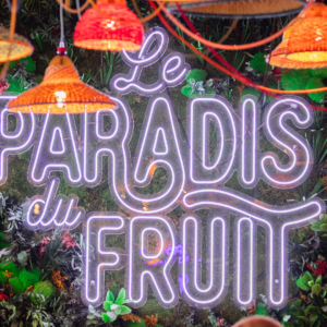 Une enseigne lumineur Le Paradis du Fruit.