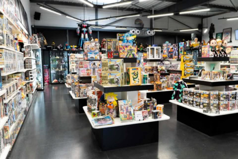 Intérieur d'un magasin GameCash dans les rayons de jeux