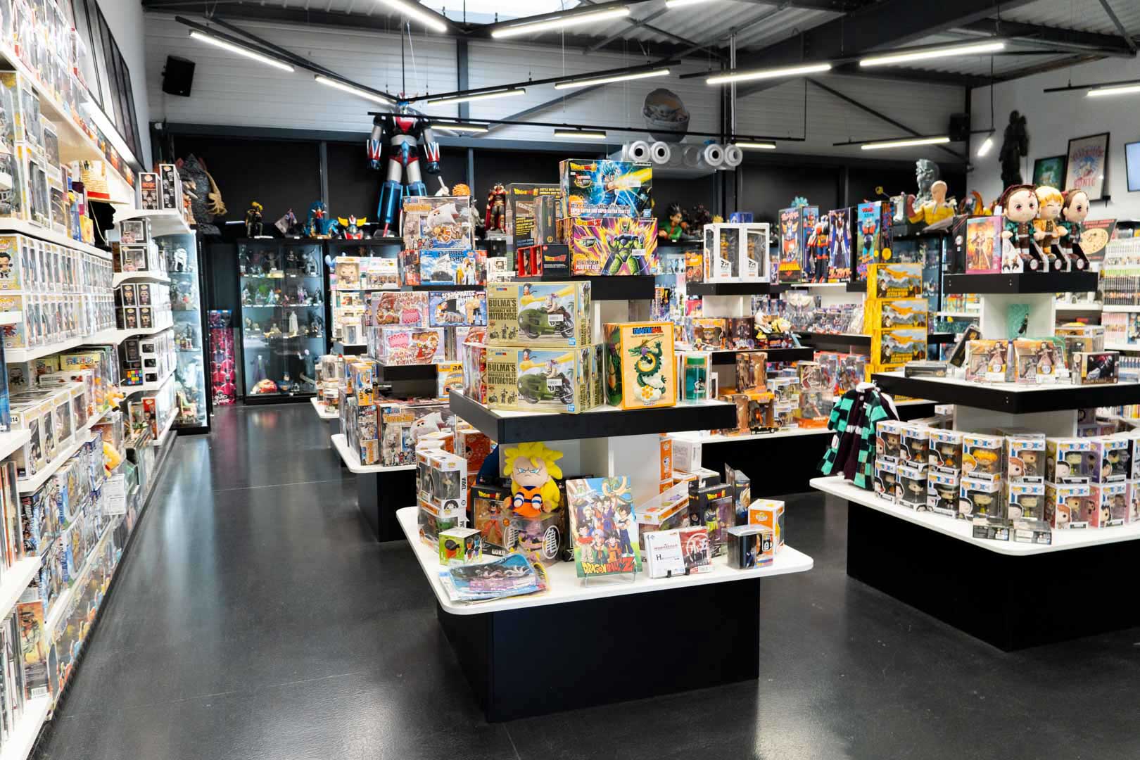 Intérieur d'un magasin GameCash dans les rayons de jeux