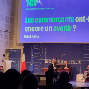 Les invités sont interviewer sur la scène des rencontres de la FCA.