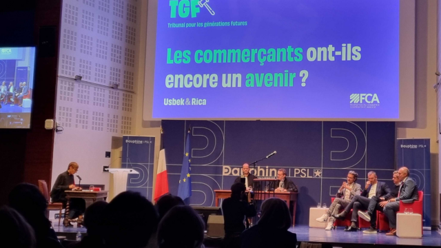 Les invités sont interviewer sur la scène des rencontres de la FCA.