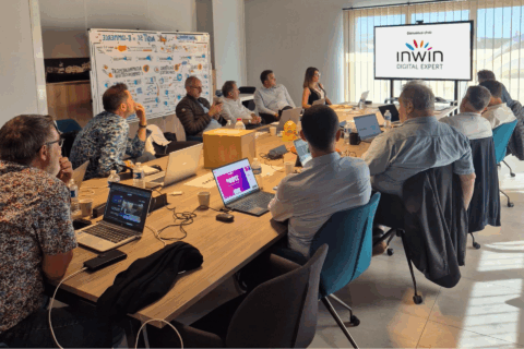 Un groupe de personnes entrain de travailler autour d'une table de réunion