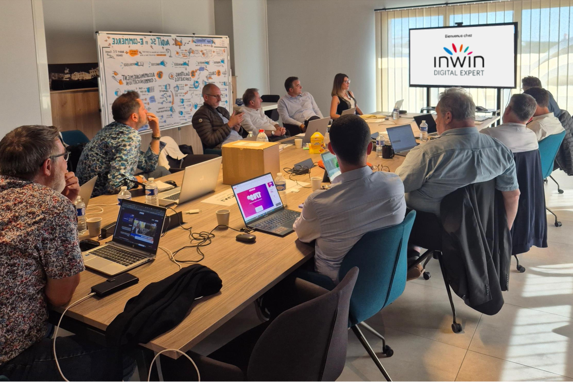 Un groupe de personnes entrain de travailler autour d'une table de réunion