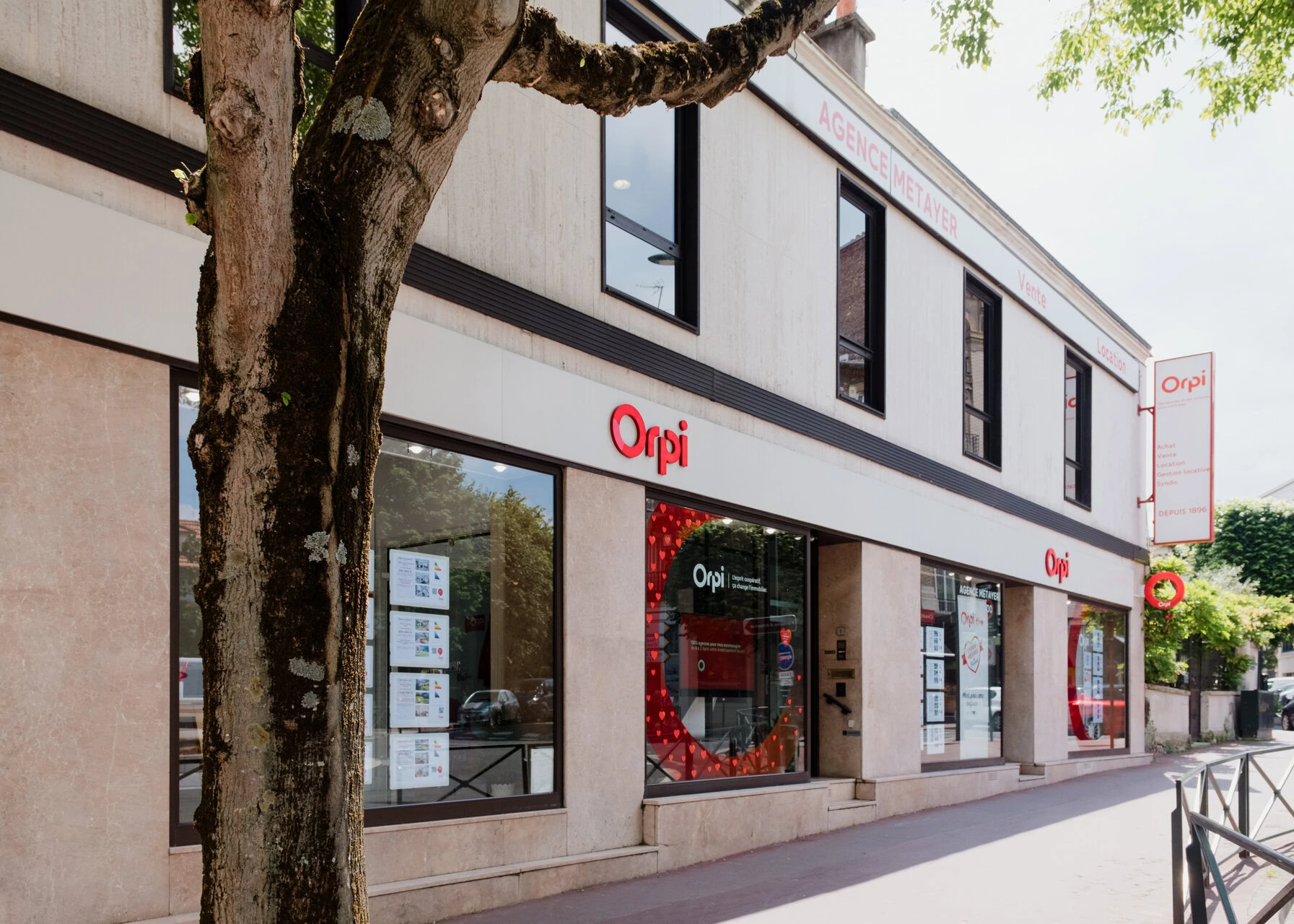 Vue de près d'une agence Orpi