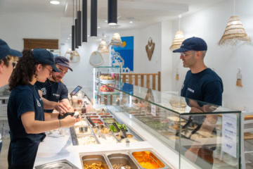 Equipe de personnes entrain de préparer un gyros