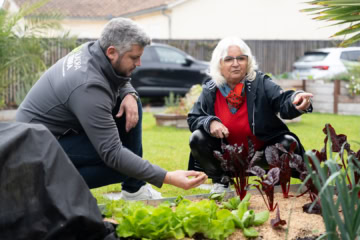 photo deux personnes au bord d'un potager Quadra Terra