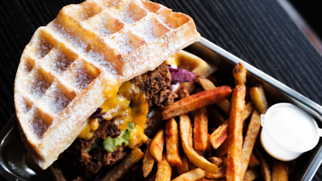 Une gaufre salée avec des frites de chez Crispy Soul.