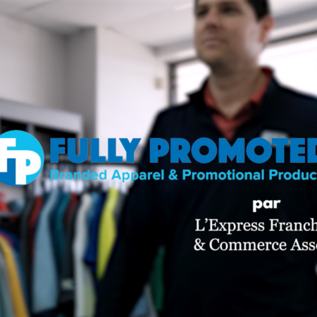 Personne rentrant dans le magasin pour illustrer la franchise Fully Promoted