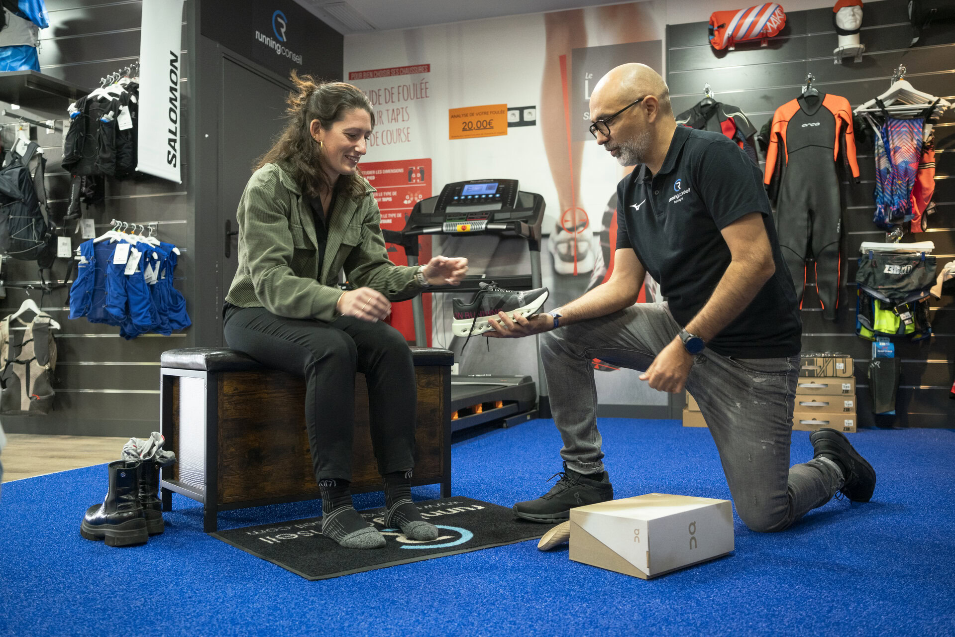 cliente qui essaie une paire de running en magasin