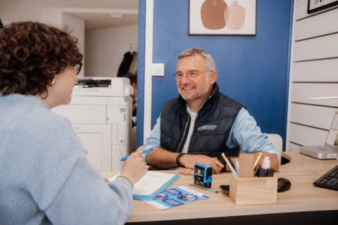 entretien client dans un bureau accueillant