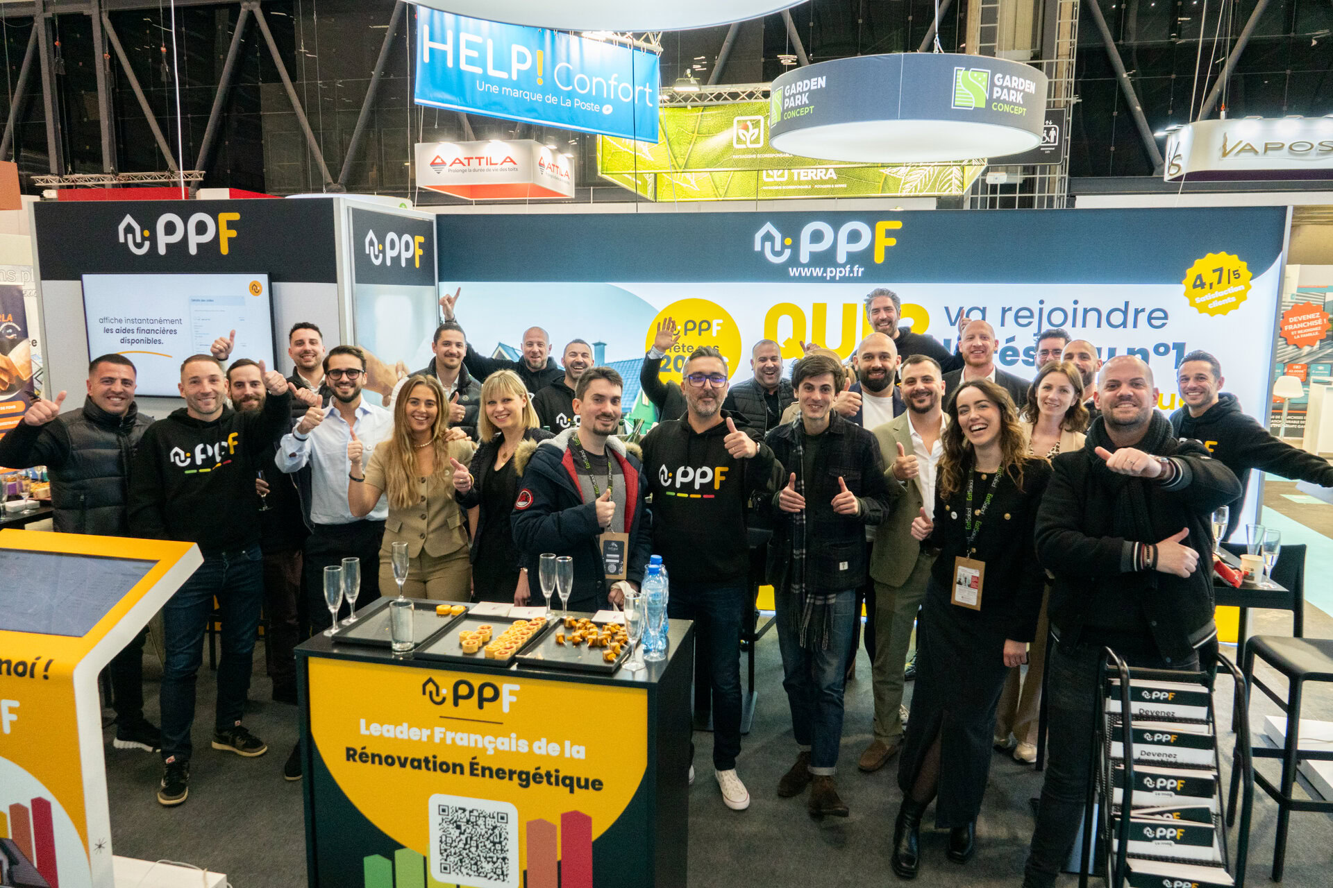 L'équipe de PPF posant lors d'un salon à franchise expo