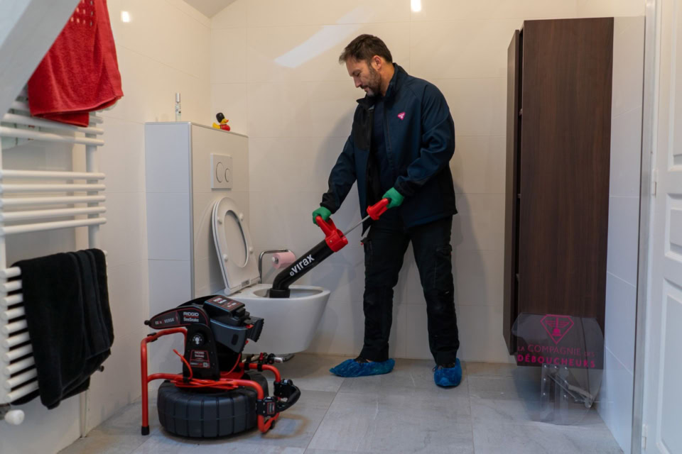 Débouchage en cours dans des toilettes