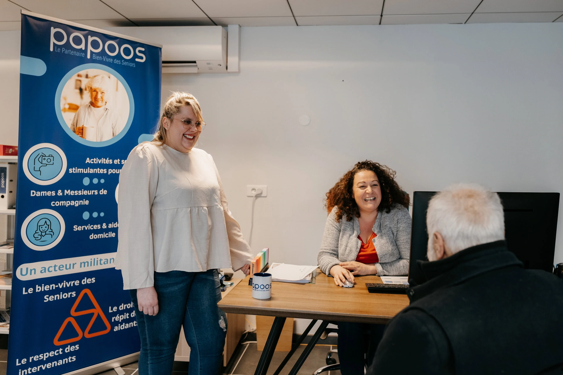 photo background Pappoos deux femmes qui sourient à un client