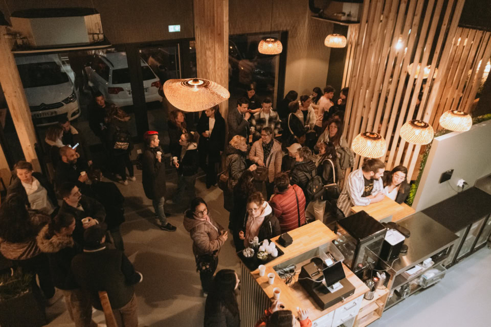 Un groupe de personne pour l'ouverture d’un nouveau restaurant à davézieux